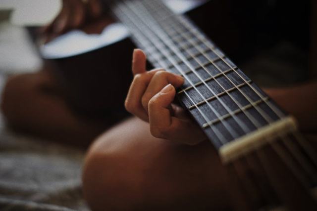 Guitare acoustique folk : tout savoir pour bien choisir son instrument
