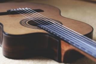 Accorder une guitare classique : méthode complète