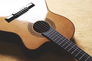Guitare classique enfant : taille, âge et modèles recommandés