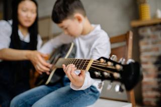 Morceaux guitare classique débutant : 10 pièces pour commencer