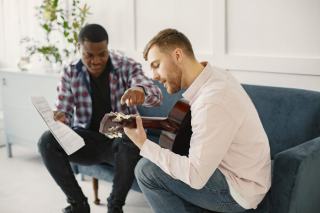 Posture guitare classique : position assise et support ergonomique