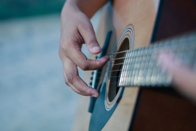 Main droite à la guitare classique : position, attaques et exercices Main droite à la guitare classique : position, attaques et exercices